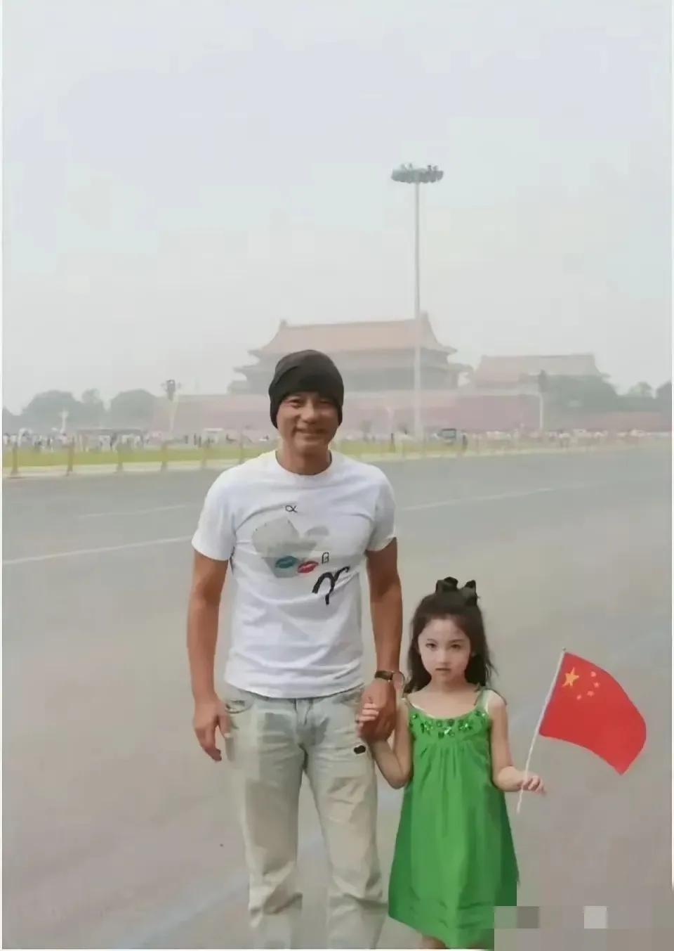 任达华父女的留影，看着非常感慨。14年前的“小棉袄”如今已经长成了亭亭玉立的大姑