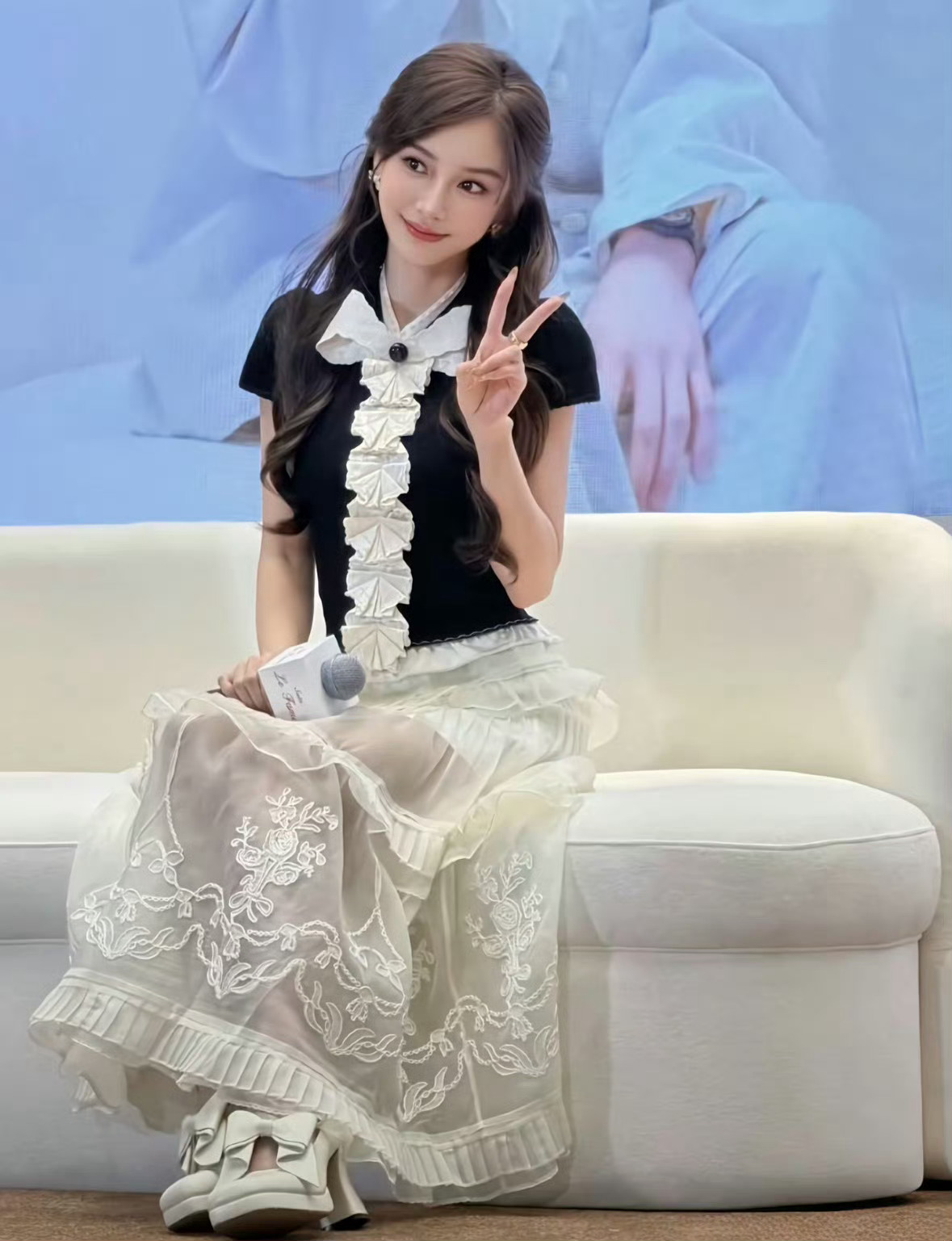 Angelababy梦回贝微微粉色缎面半裙轻垂，白T刺绣缀着温柔，Angelab