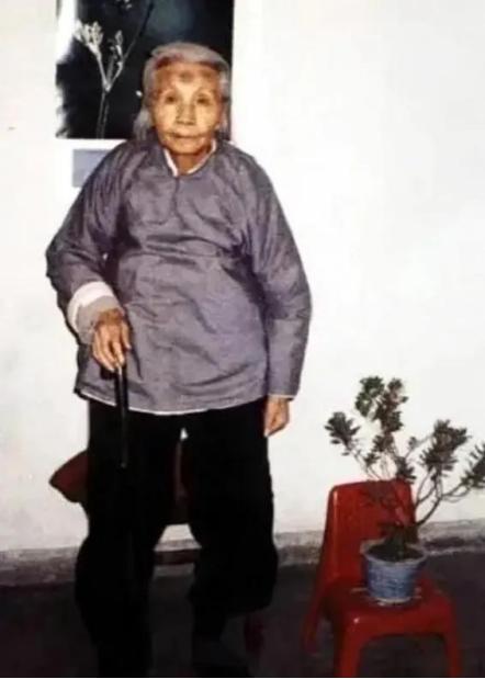 [浮云]1992年，88岁老奶奶叮嘱孙子说道：我死后，一定要好好保存遗体，将来会