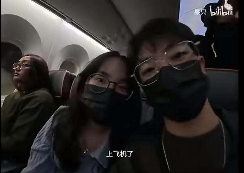 一位年轻人举着五星红旗在东京街头挥舞，得到大家热烈赞扬！与此同时，一对中国情侣选