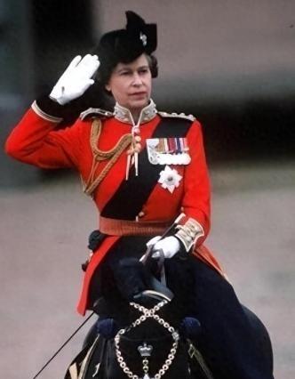 1981年，55岁的英国女王骑马检阅部队，被一名17岁的少年连射6枪，枪枪射中要