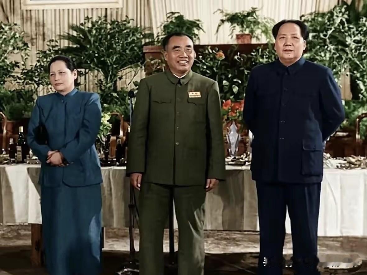 1950年国庆招待会。
毛主席、朱总司令、宋副主席。