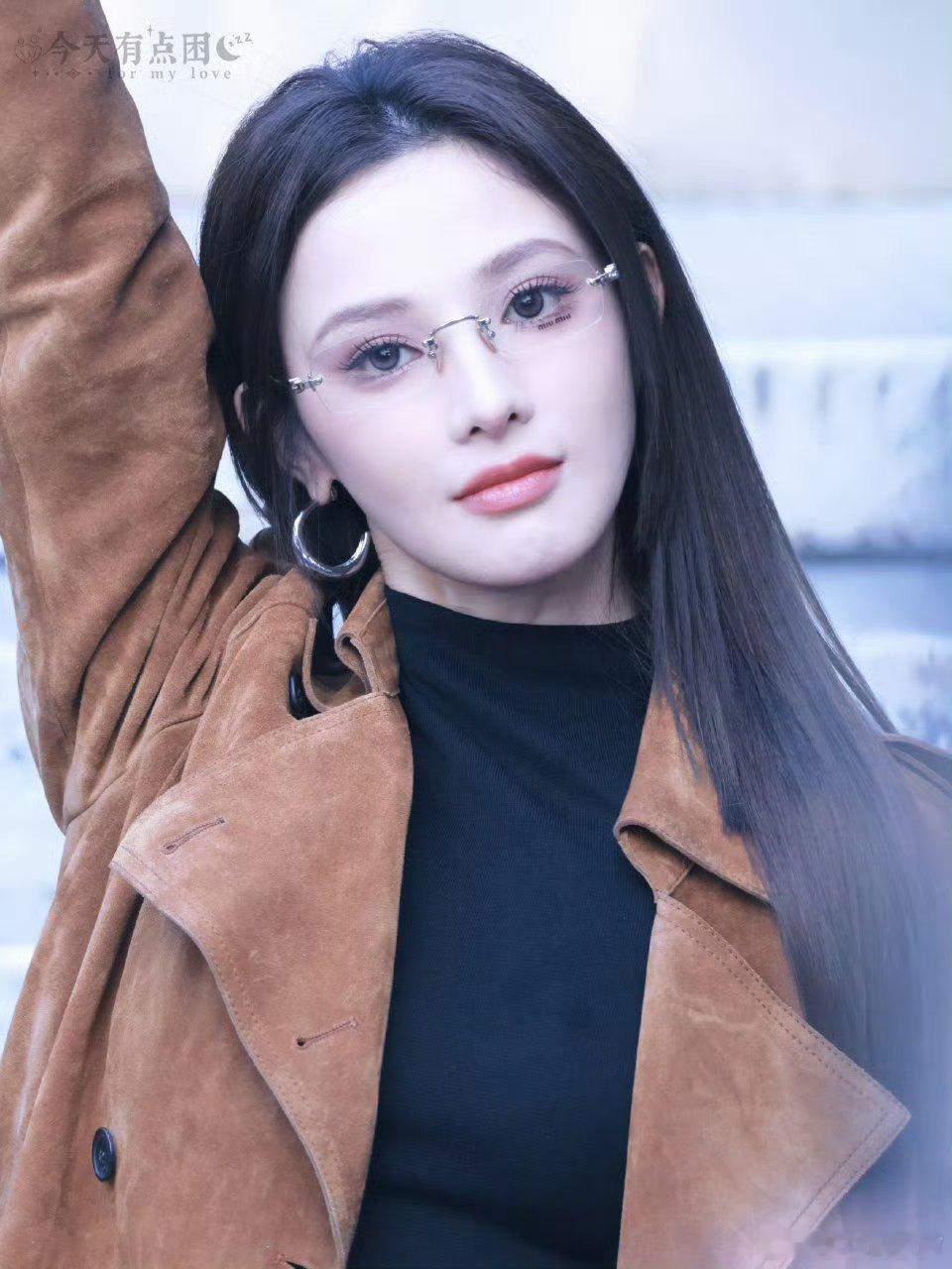 彭小苒完全是主人级别哇，这妆造好令人眼前一亮的，大女主范十足很有韵味的样子，简直
