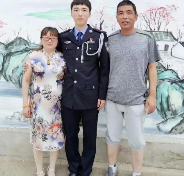 江苏一女子，儿子因公牺牲，她伤心欲绝，每天以泪洗面，2022年一天，她在商场，突