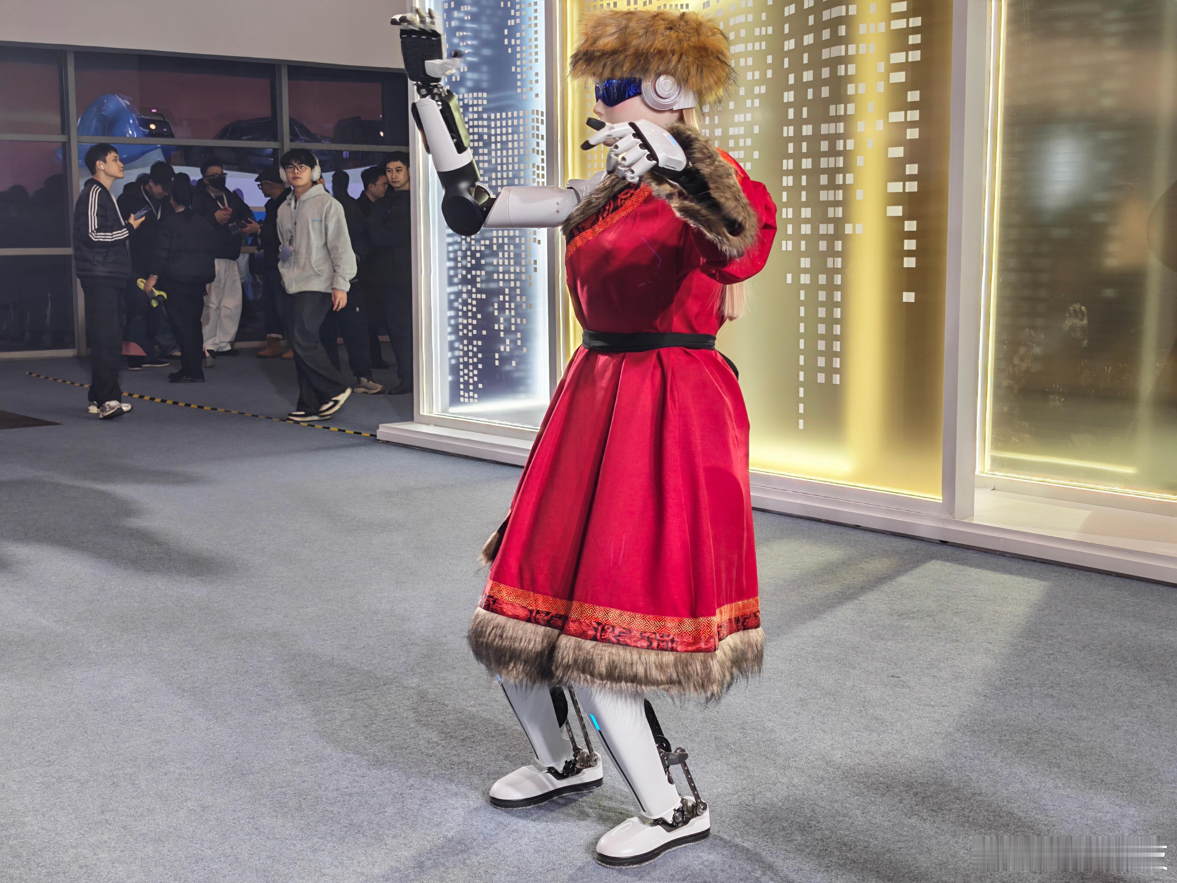 2026奇瑞汽车AI之夜经常有跳舞的机器人、写福字的机器人、交警机器人、导医助手