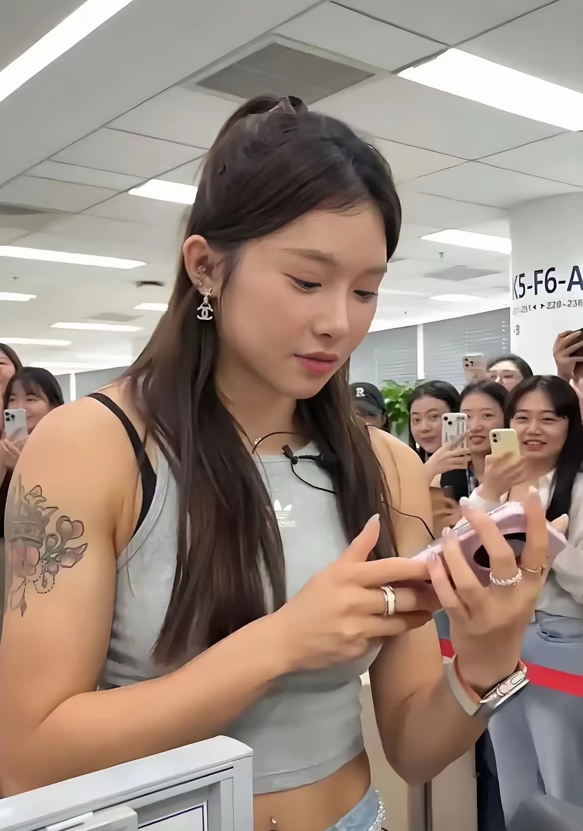没想到吴艳妮现实中体格这么壮，运动员就是不一样，安全感和力量感具在的大女子呀 