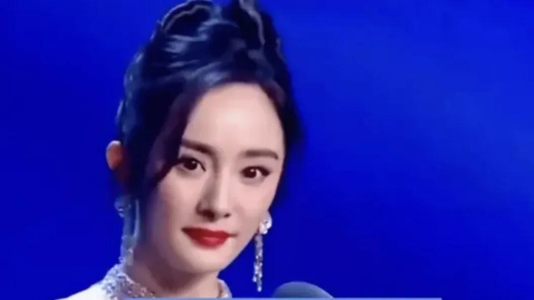 杨幂，这位被誉为优雅女神的演艺界佼佼者，一路走来，风雨兼程，却始终保持着那份独特