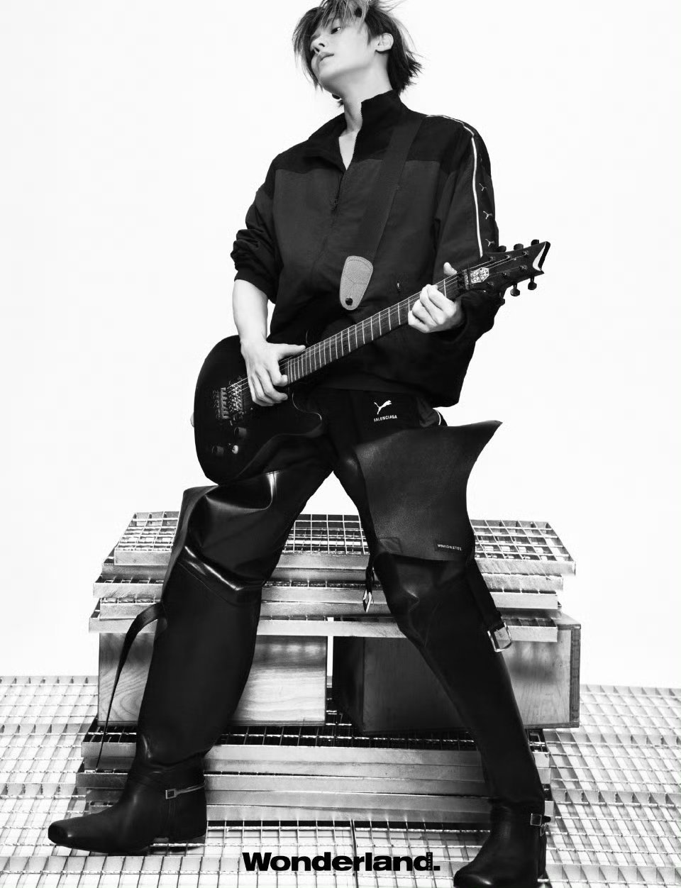 侯明昊Wonderland. 中文版十二月刊大片，每一帧都是视觉盛宴嘶哈嘶哈