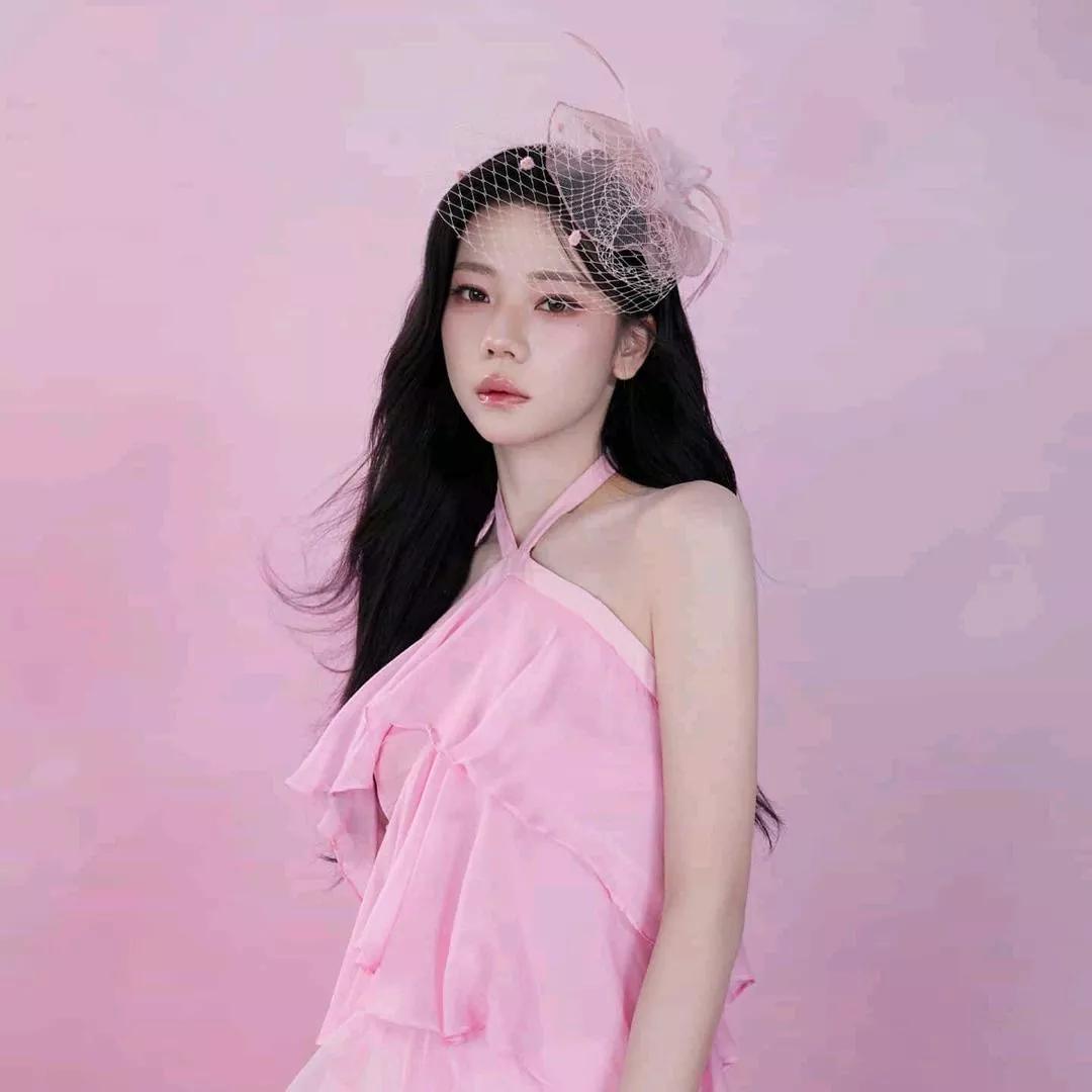 粉色梦幻少女风，甜美优雅，尽显柔美气质。温柔气质少女风 梦幻少女感 嫩粉色系穿搭