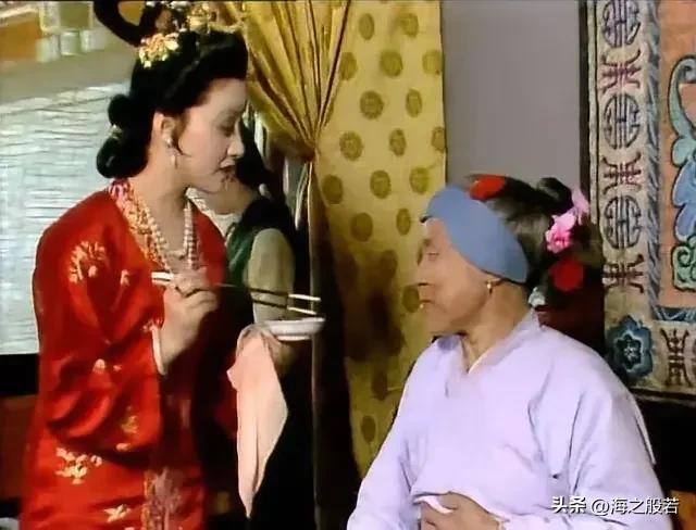 中午吃饭，想起多年前，教我们古代文学史的老师，专门拿出一节课给我们讲《红楼梦》里