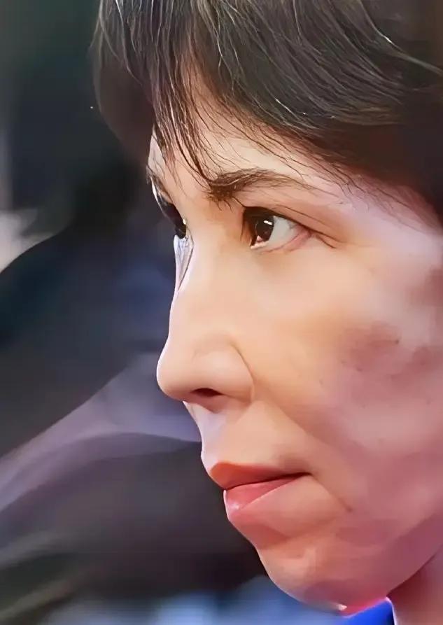 有一个关于高市早苗的数据，据说，她最近两年内，去了5次靖国神社，她的老前辈小纯一