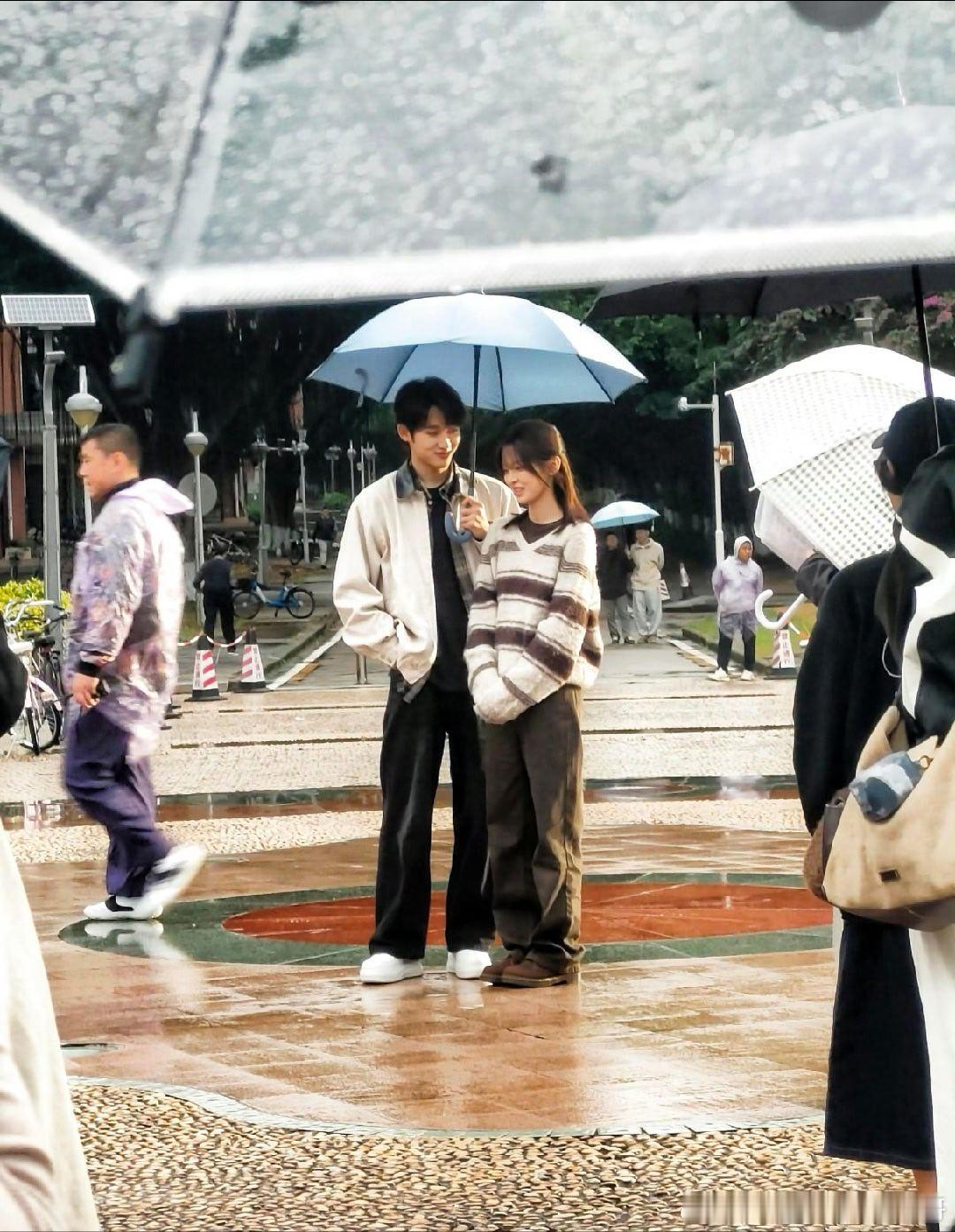 杨超越、董思成 今天是太阳雨同框路透，少男少女 