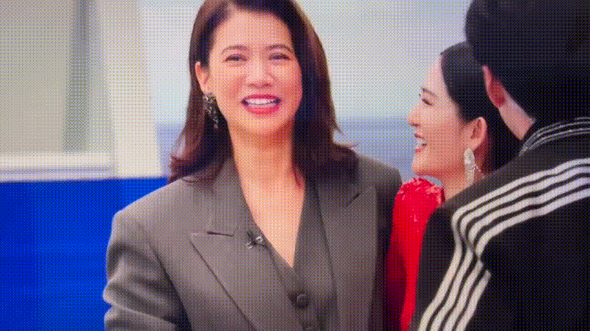 谢娜说袁咏仪难请乘风直播看得人憋屈，谢娜一直说袁咏仪难请，忽略新姐姐的存在，人家