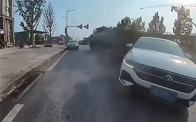 重庆：轿车违规掉头撞装甲车 全责方车辆严重变形
 
12月重庆九龙坡区一十字路口