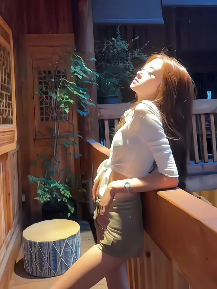 我三岁识得五颜六色，而今三十有余，竟难辨人世间黑白