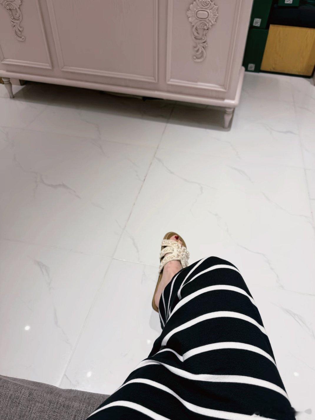 算了 他奶比我头都大 腰比我手还细 腿比我头发还长 还长得年轻 他穿黑丝我穿秋裤