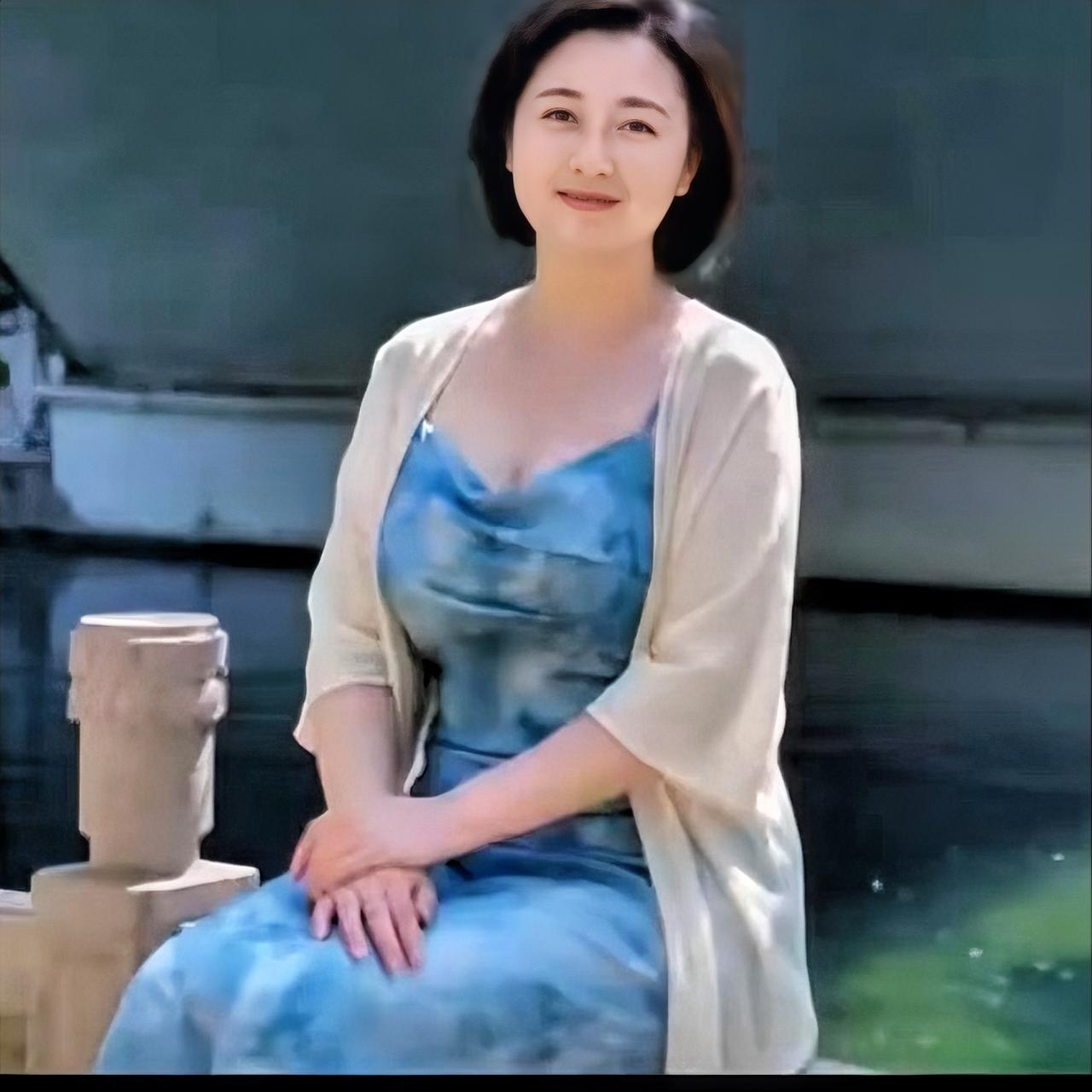 不少二婚家庭的相处，
有时候，
真像是隔着一层未捅破的窗户纸，
看似亲密无间，