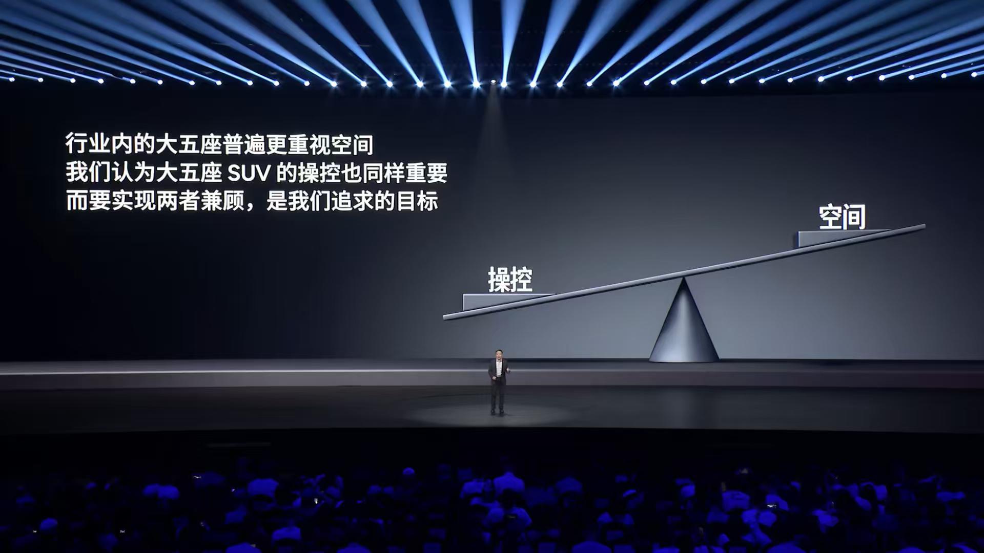 小鹏G9L拥有0.605黄金轴长比，兼顾宽敞空间与灵活操控。车长5120mm，轴