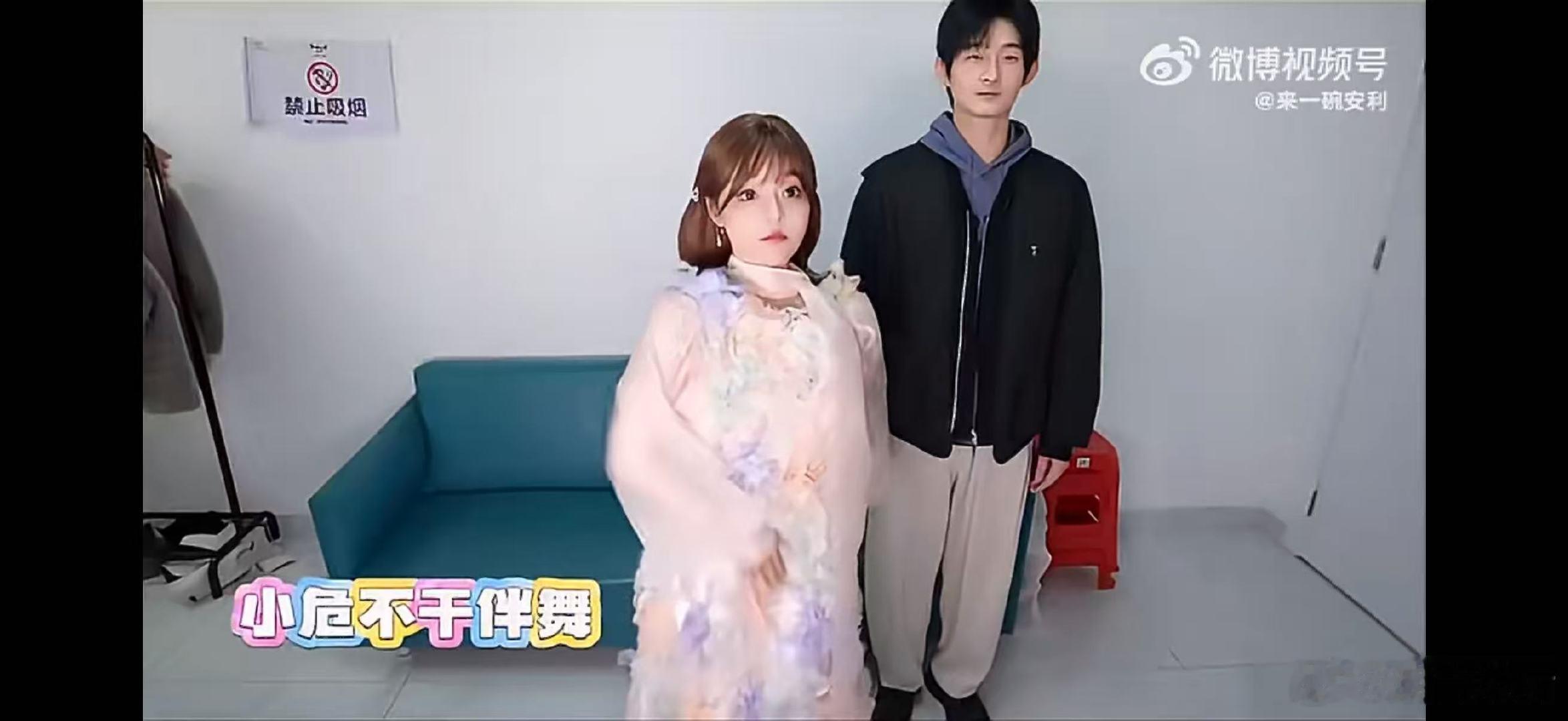 黄霄雲危晋宇跳滑溜溜舞声鸣远扬探班师姐黄霄雲，危晋宇用滑溜溜舞表达心意，师弟师姐