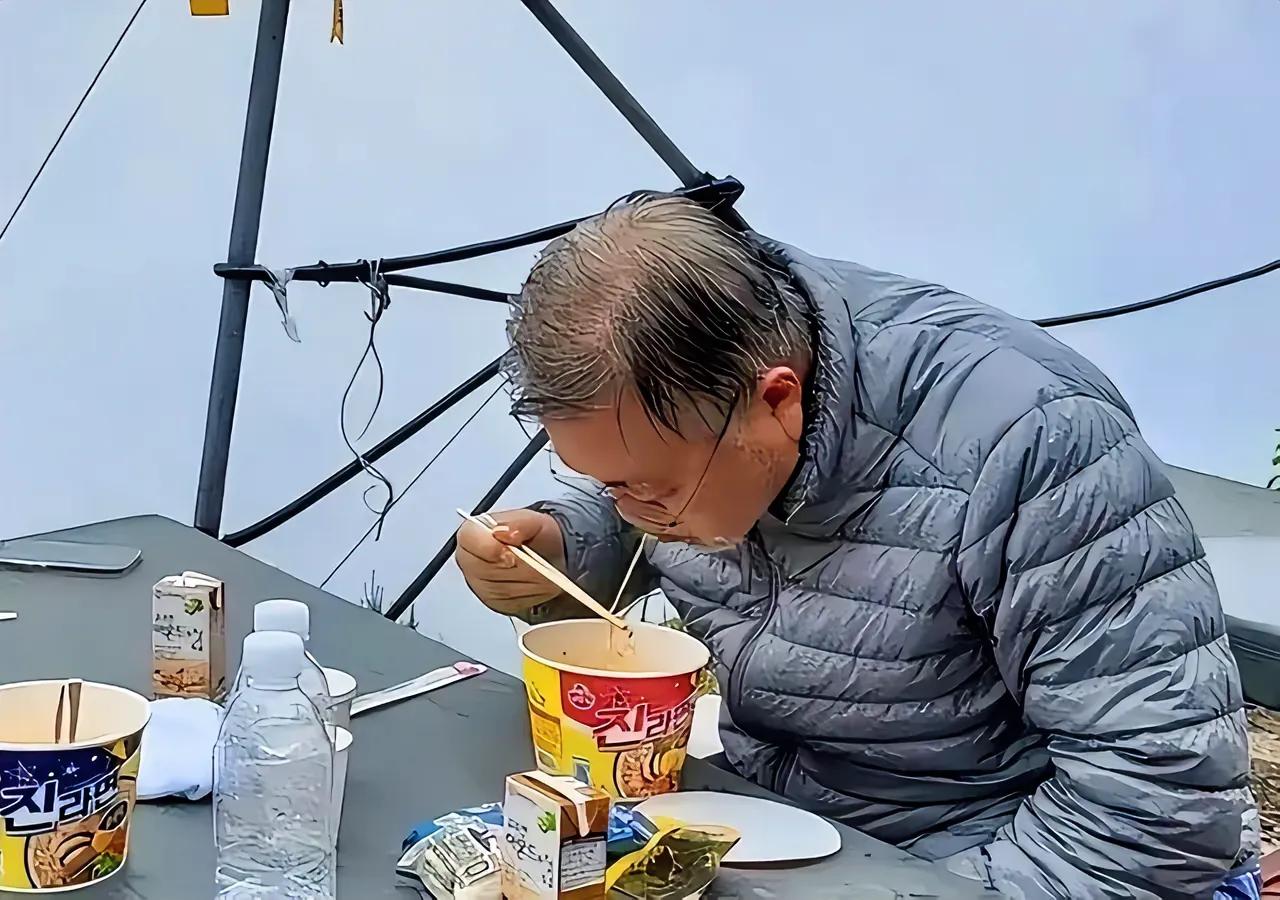 做过总统，什么世面没见过？最后返璞归真，才是大智慧者。
图为韩国前总统文在寅在街