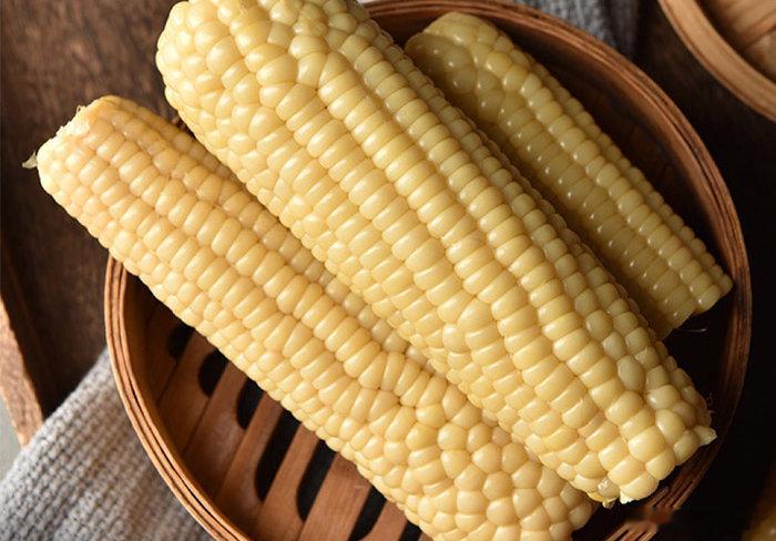 《新疆玉米》米粒饱满，软糯绵密，糯中带甜，喷香，糯且不粘牙！这是石头哥今天吃到新
