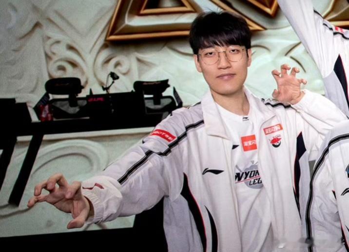 AL胜利结算，Tarzan和Kael整上虎拳和鹤拳了看上去每一根手指都在用力。A