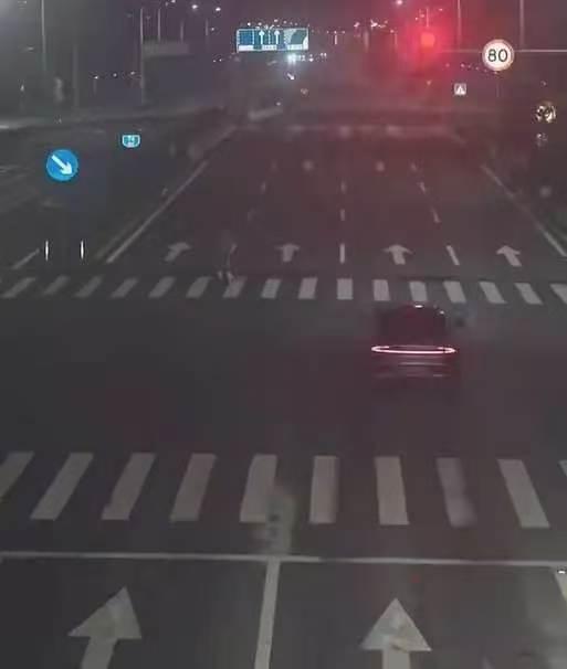 轻信网络谣言！新车临牌连闯5个红灯，喜提爱车却弄丢驾照
 
浙江宁波，奉化一位女