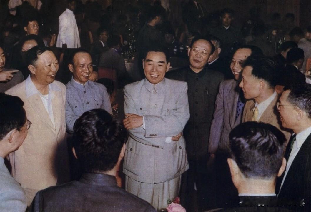 【周总理历史上的今天——5月26日】
1956年5月26日，周恩来总理在中南海怀