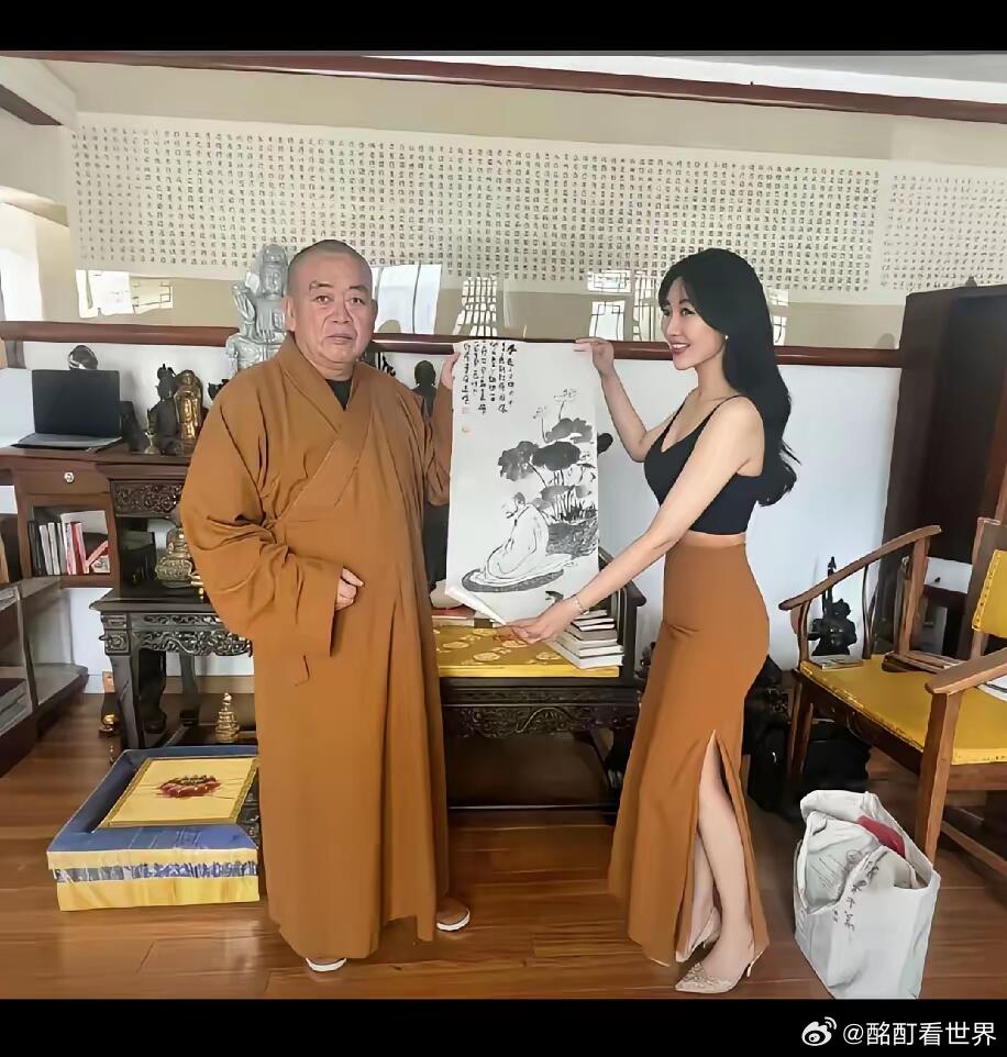 释永信这出戏，表面是袈裟裹身，内里却是红尘翻滚。那些合影女子，当初以为沾了名人光