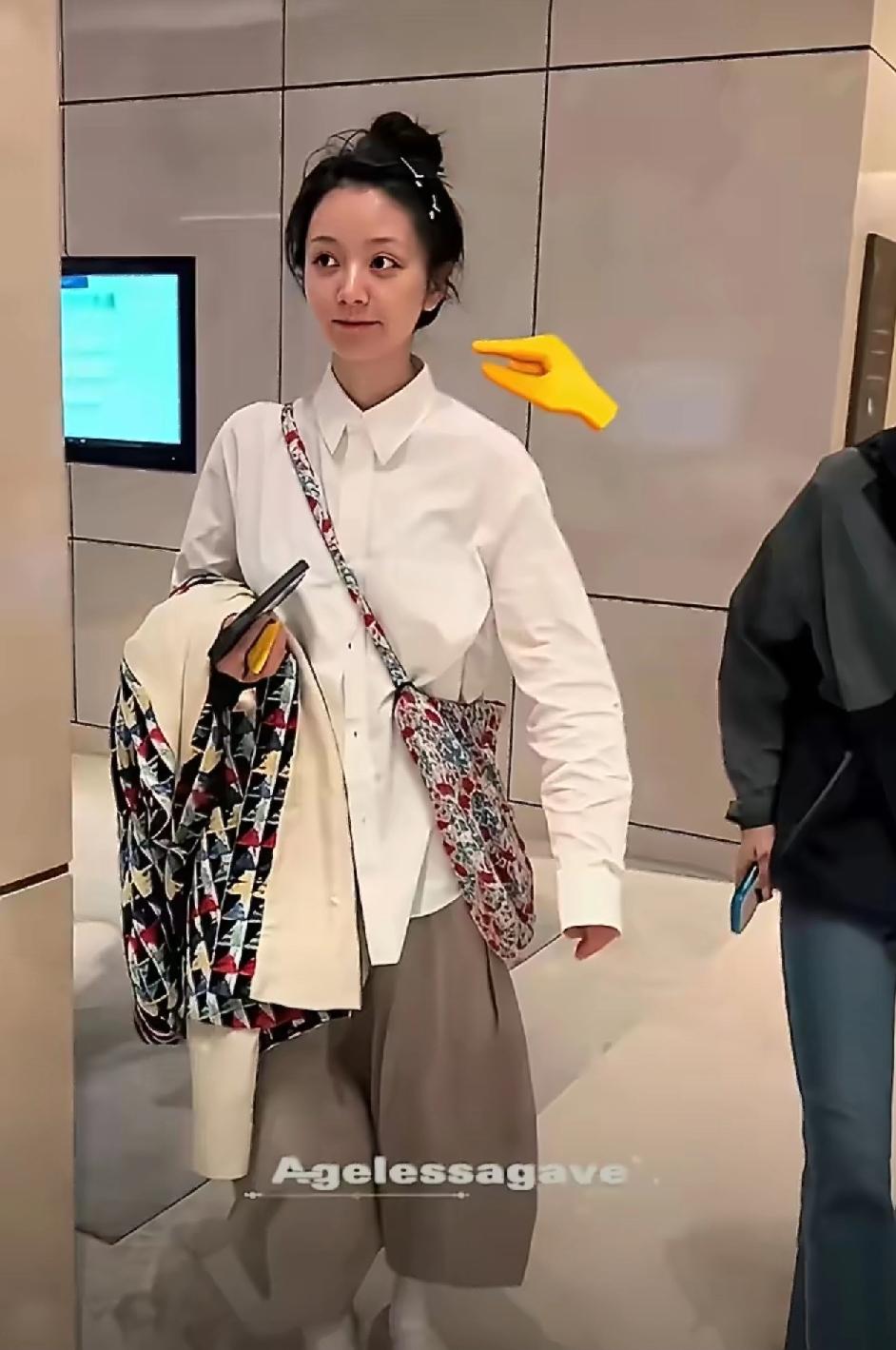 田曦薇以全素颜状态现身，未戴口罩，展现自然随性的出行风格。