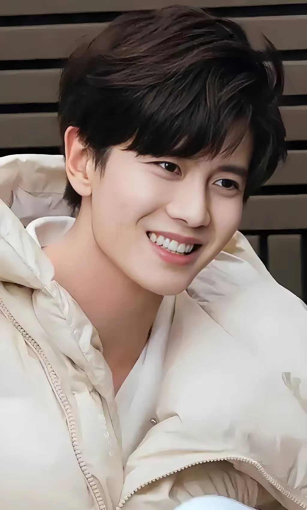 任嘉伦在横店拍戏，不住剧组宿舍，带着老婆孩子租了间带隔音墙的公寓，月租两万。​不