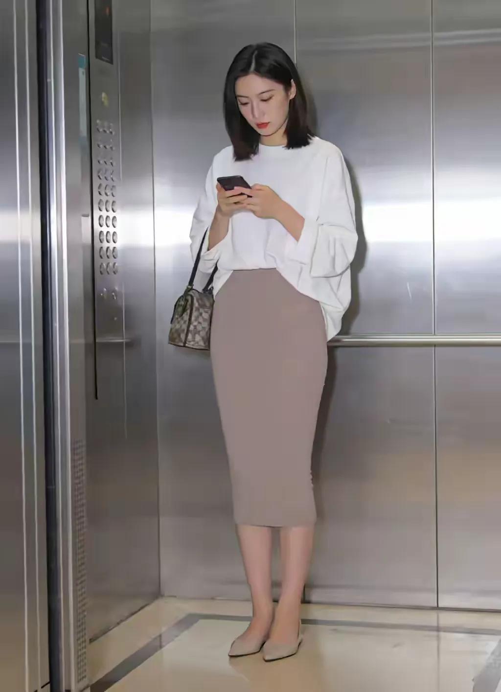 下班电梯里遇到这位美女禁不住多看几眼，女人看手机沉浸式无视其他的，这气质杠杠的美