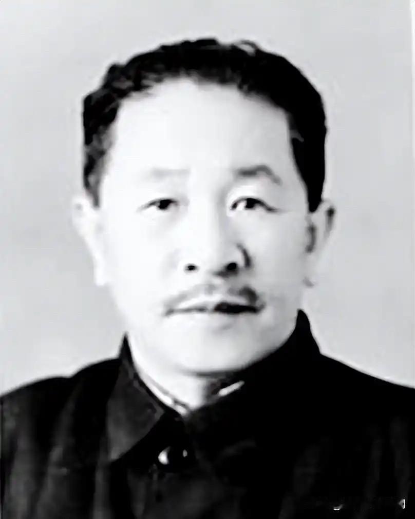 他是新中国首任中央人民政府贸易部部长。1893年出生在广东新兴县。1925年入党