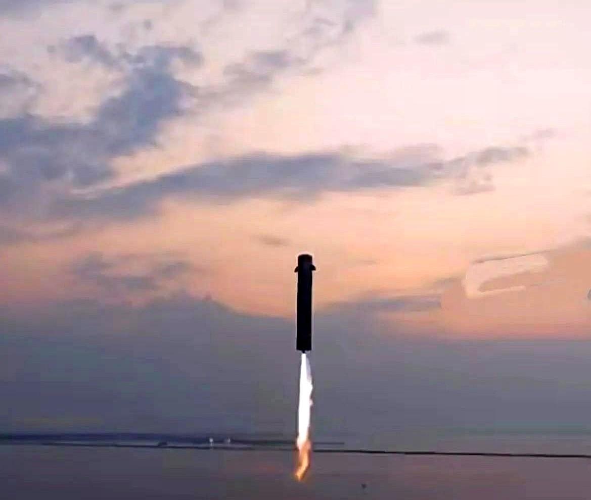 今日五时许，烟台海阳的人们，被一声巨响从梦中惊醒，海边，一枚火箭正从发射架腾空而