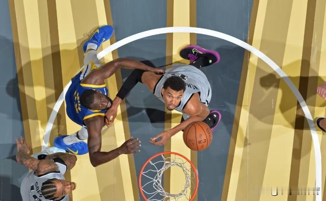 缺席2-4周，文班亚马本赛季或许又无缘最佳防守球员的荣誉！

此前，马刺官方宣布