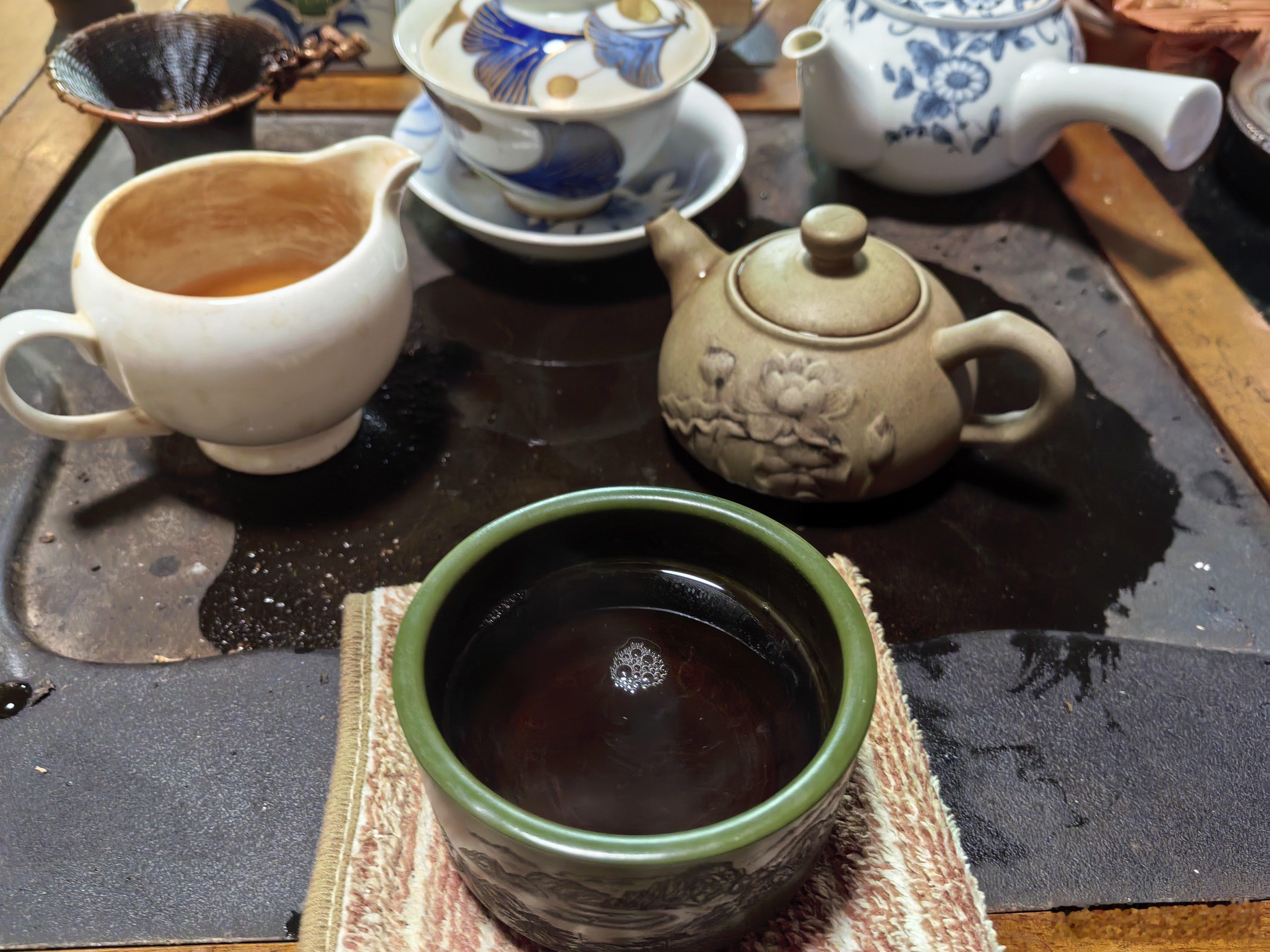 他人出游我休息，旁人堵车我饮茶；天地盈虚一橐龠，退步原来是向前。  ​​​