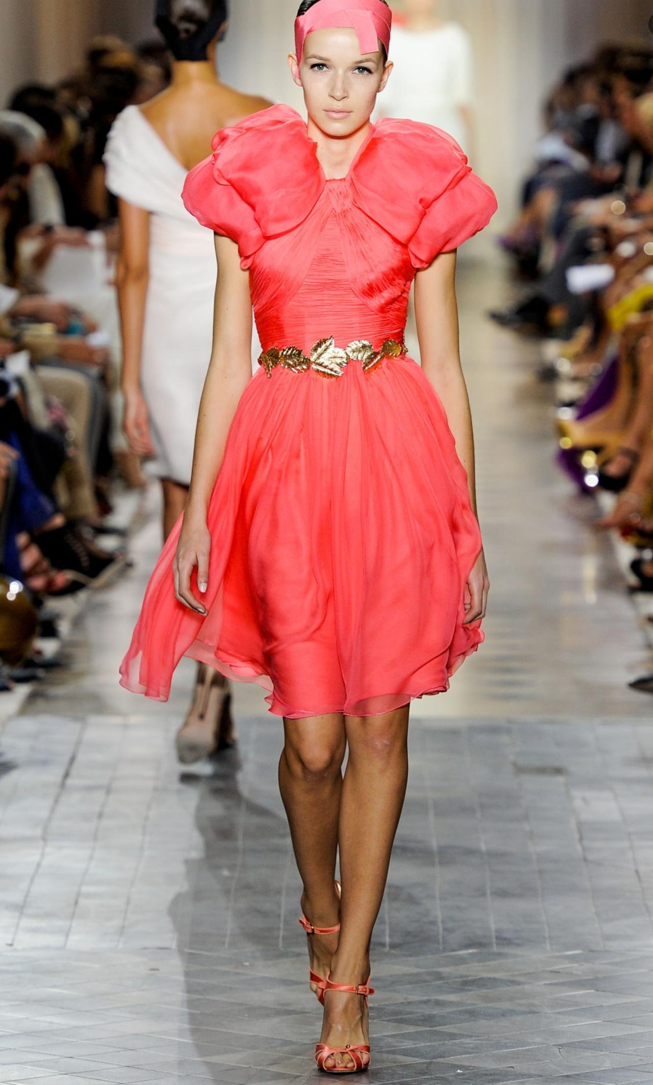 秀场回顾 | Giambattista Valli2011秋冬高级定制系列
挺括