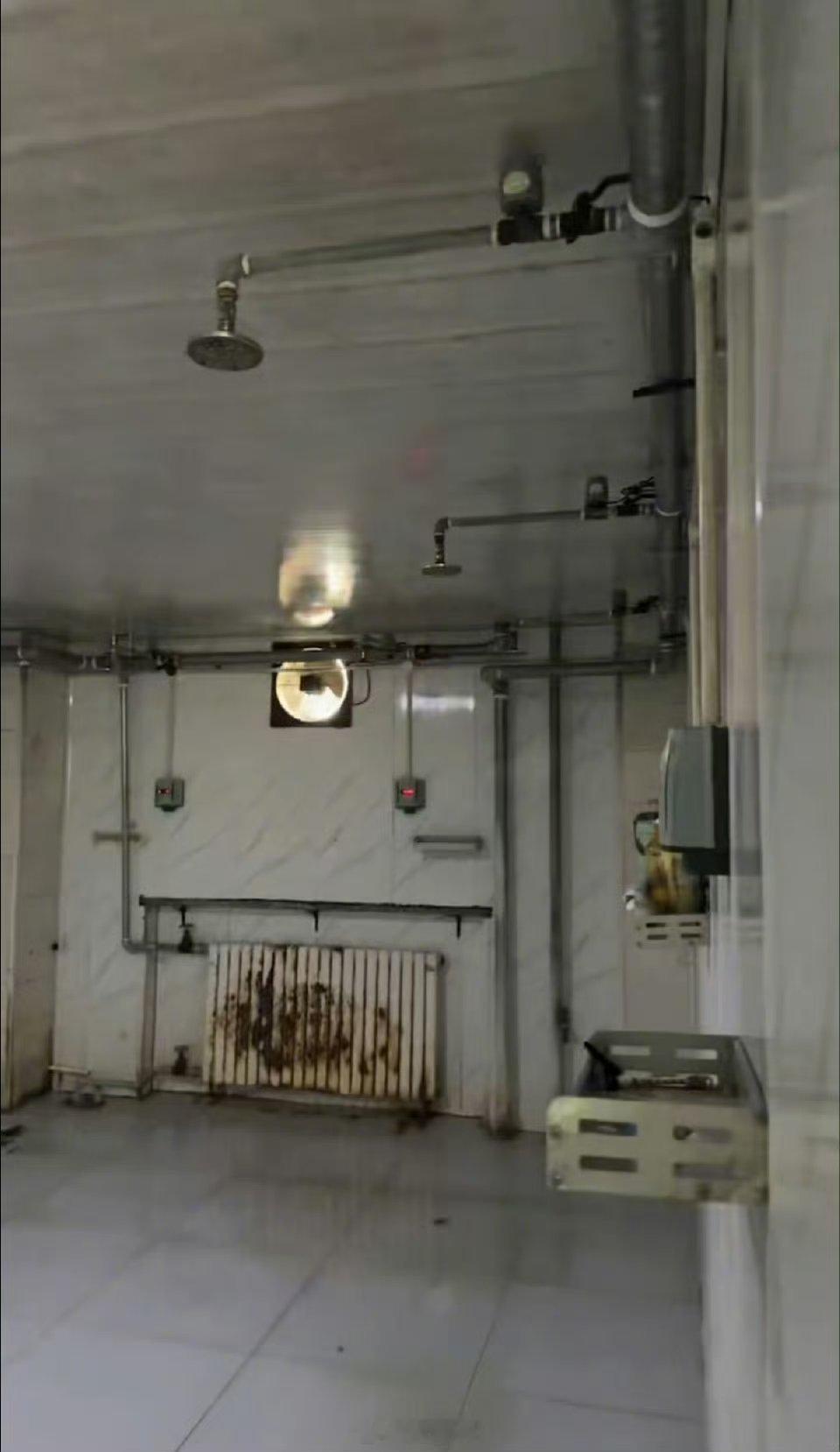 高校宿舍洗澡10分钟收费5元遭吐槽【高校回应宿舍洗澡10分钟收费5元：近期会下调