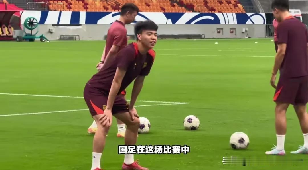 王钰栋接过10号大旗，国足新10号出炉，10号原来是韦世豪的，由于韦世豪黄牌停赛