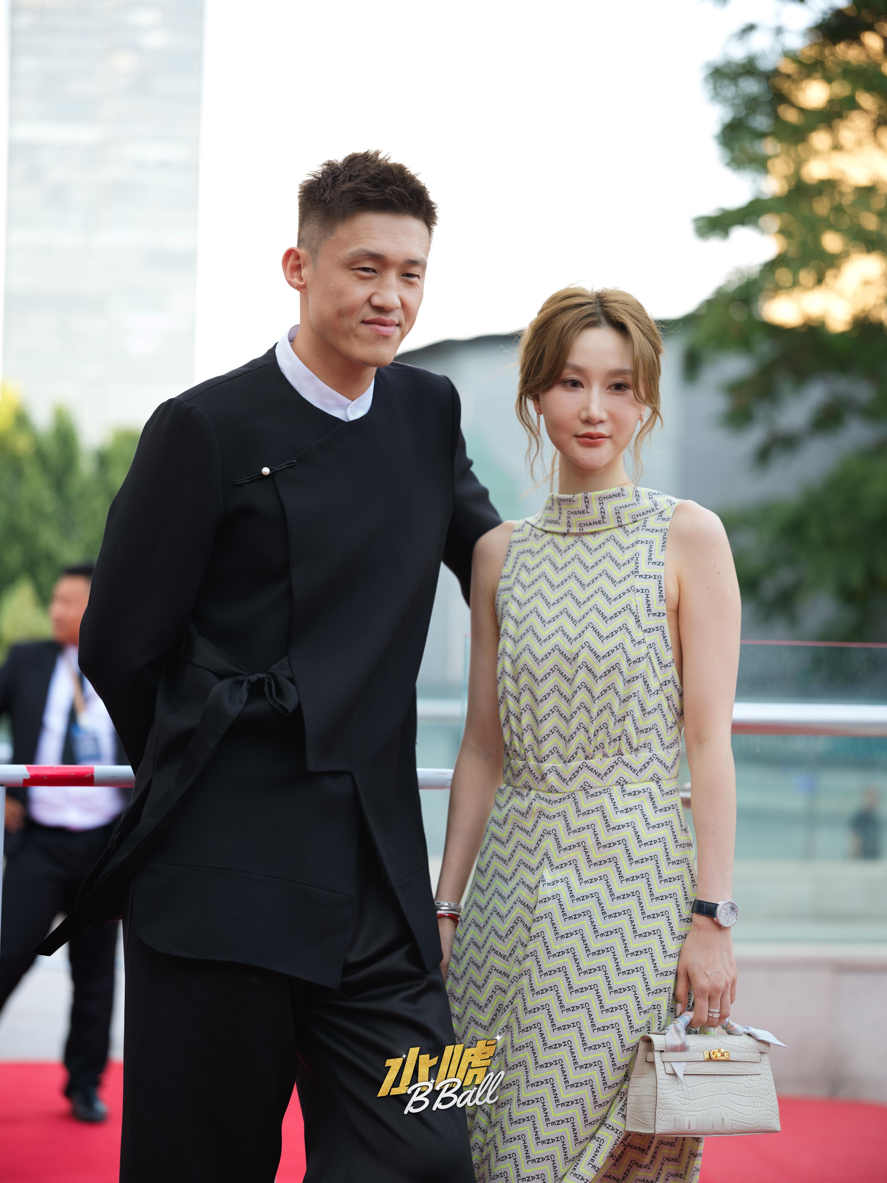 水唬篮球 啥也不说了，郎！才！女！貌！周鹏夫妇篮球圈模范夫妻  ​​​