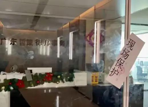 "包赢"这两个字，感觉把这家“高大上”律所变成了街边贴小广告的办证公司。

广州