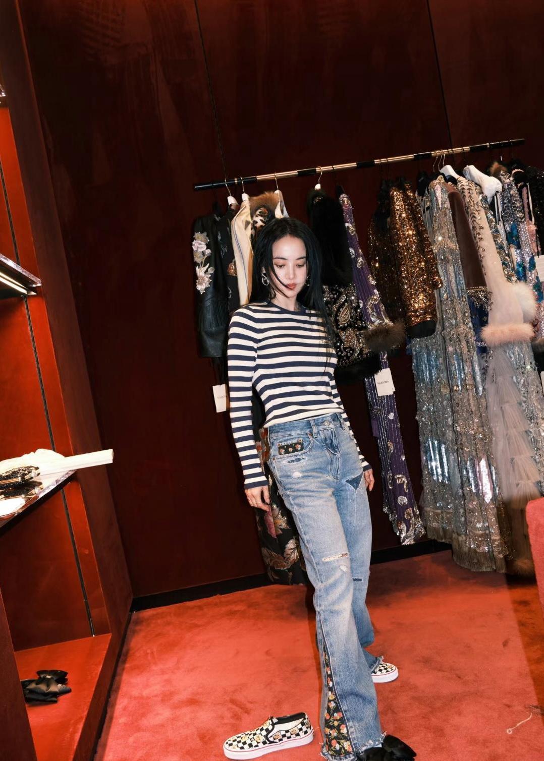 看到蔡依林巴黎时装周的生图，我愣了三秒。
那不是精修图，就是路人镜头怼脸拍，一张