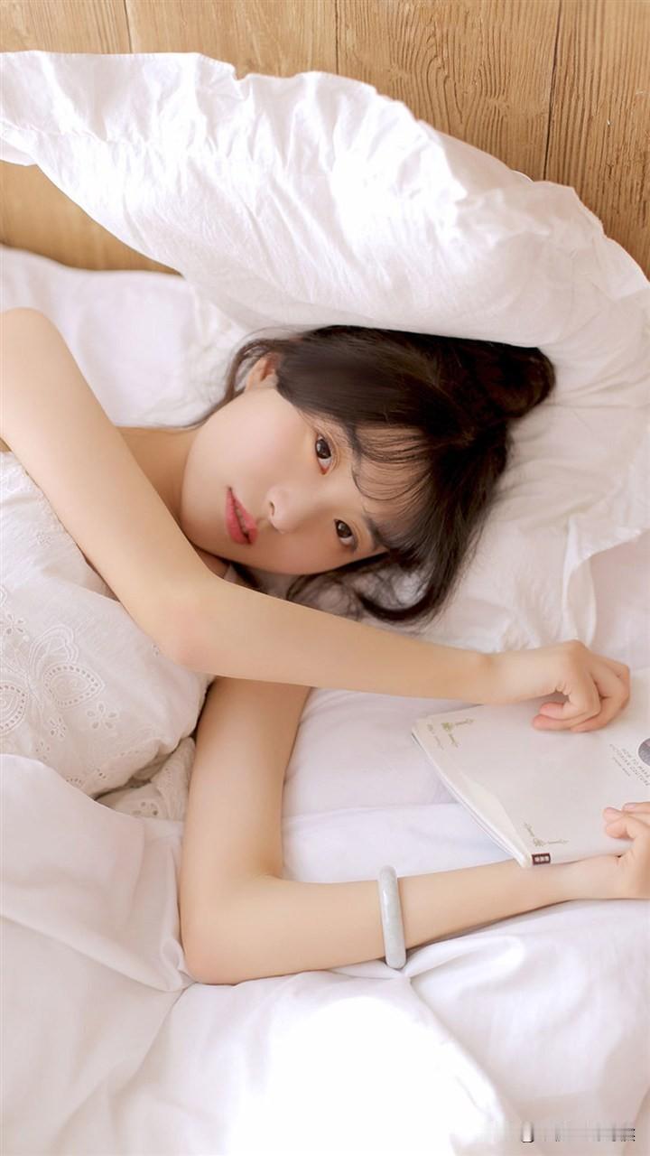 我的前女友会武功，她会葵花点穴手。
我俩第一次见面，早上我去机场接到她，把她送到