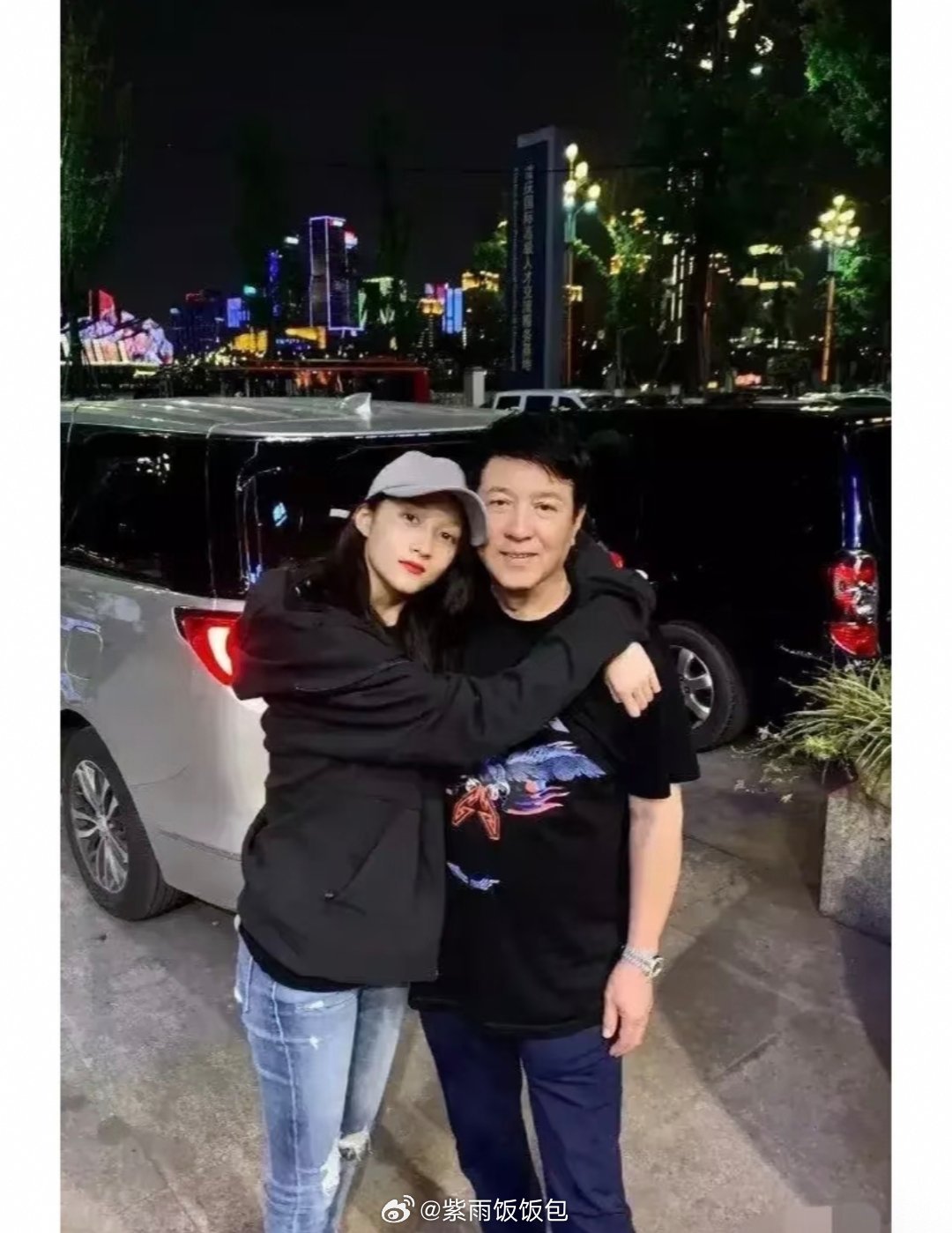 刚在白玉兰红毯身着鎏金高定气场全开，明艳大方，妥妥的实力派女演员一转身回到剧组，