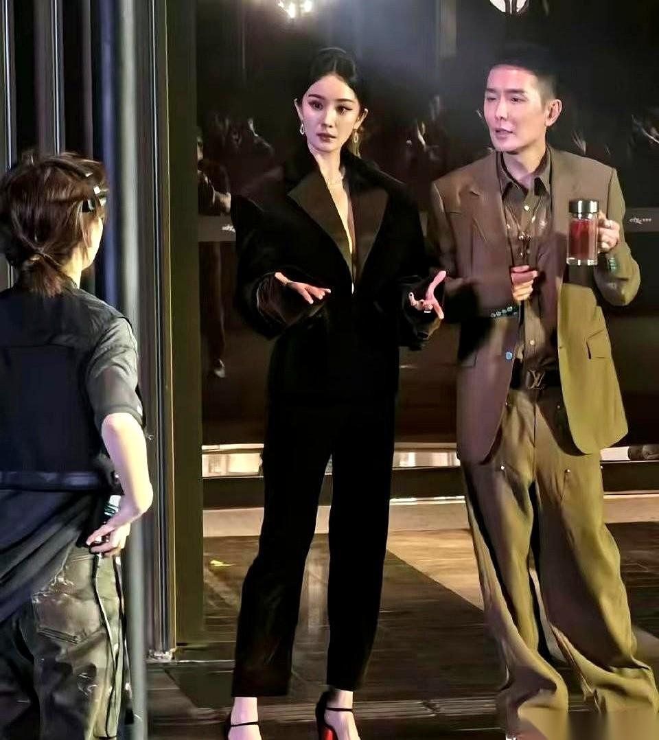 我这么说吧，跟杨幂合影，简直是公开处刑。
尤其是男的。
哪怕你比她高出整整10厘