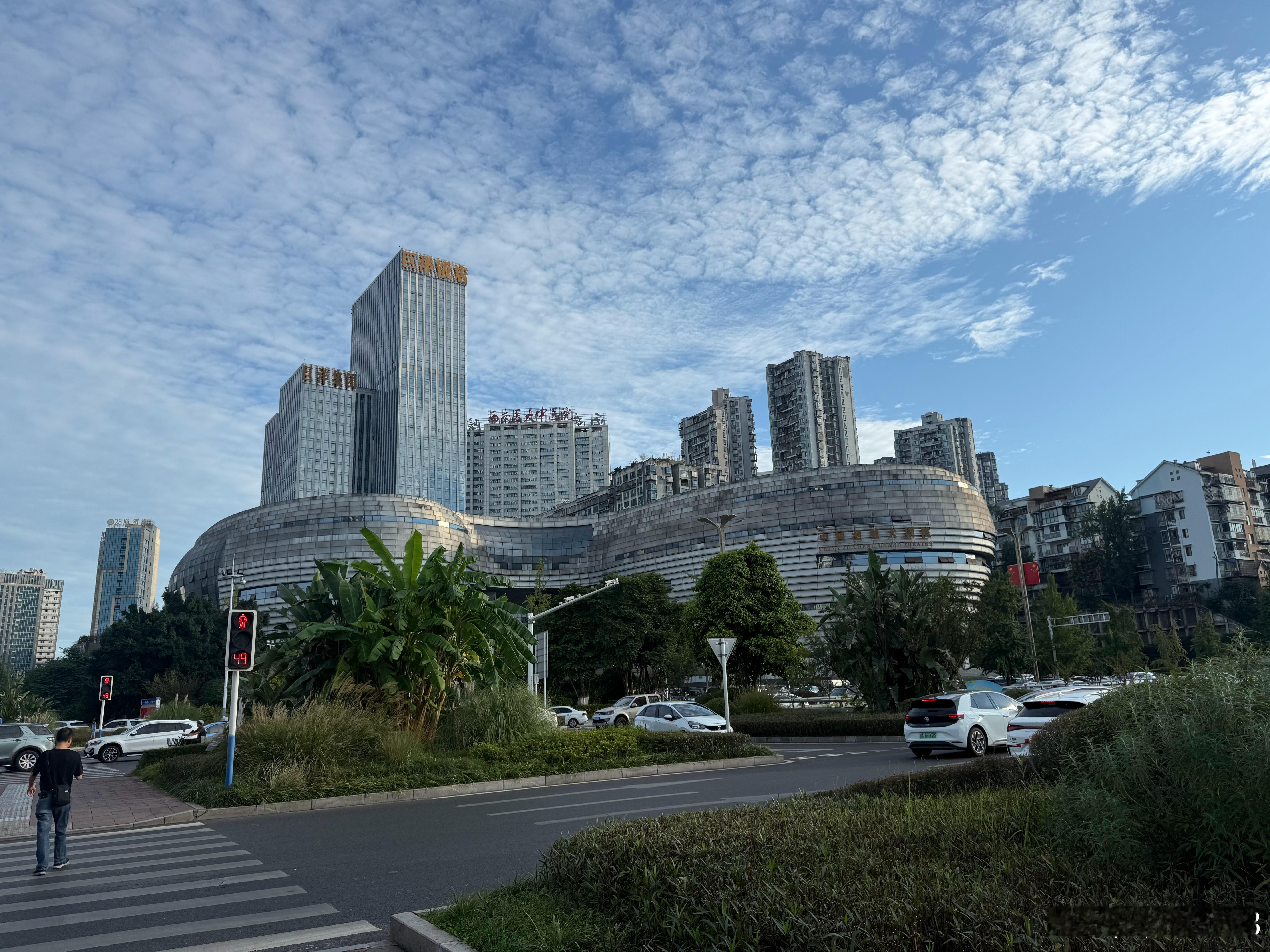 里约热内泸，天气闷热，球迷的氛围更热烈，泸州有酒，自贡有灯，今夜我们有川超，泸州