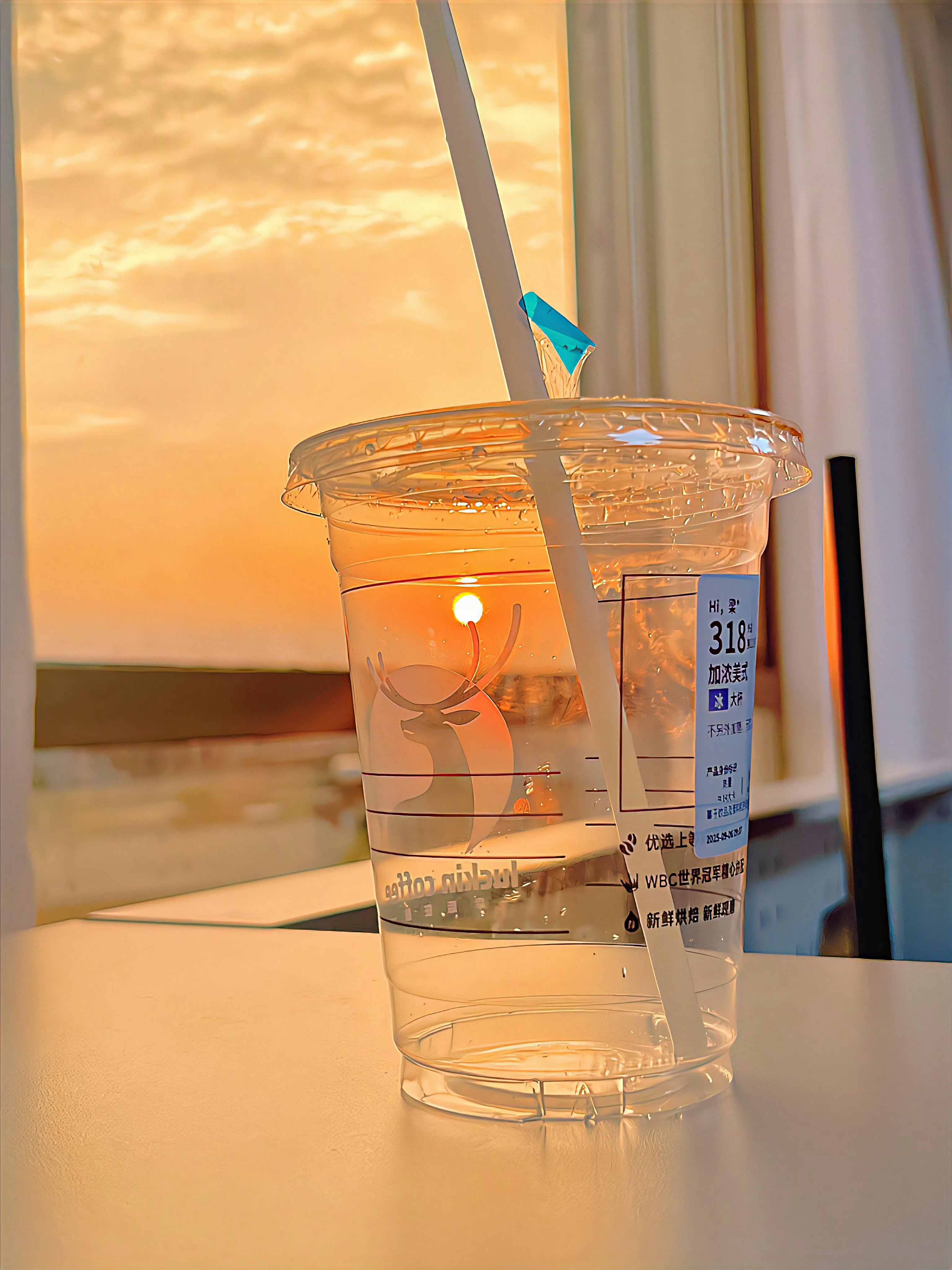 如果发朋友圈是为了记录生活 就别太在乎别人的点赞和评论 如果化妆是为了自己开心 