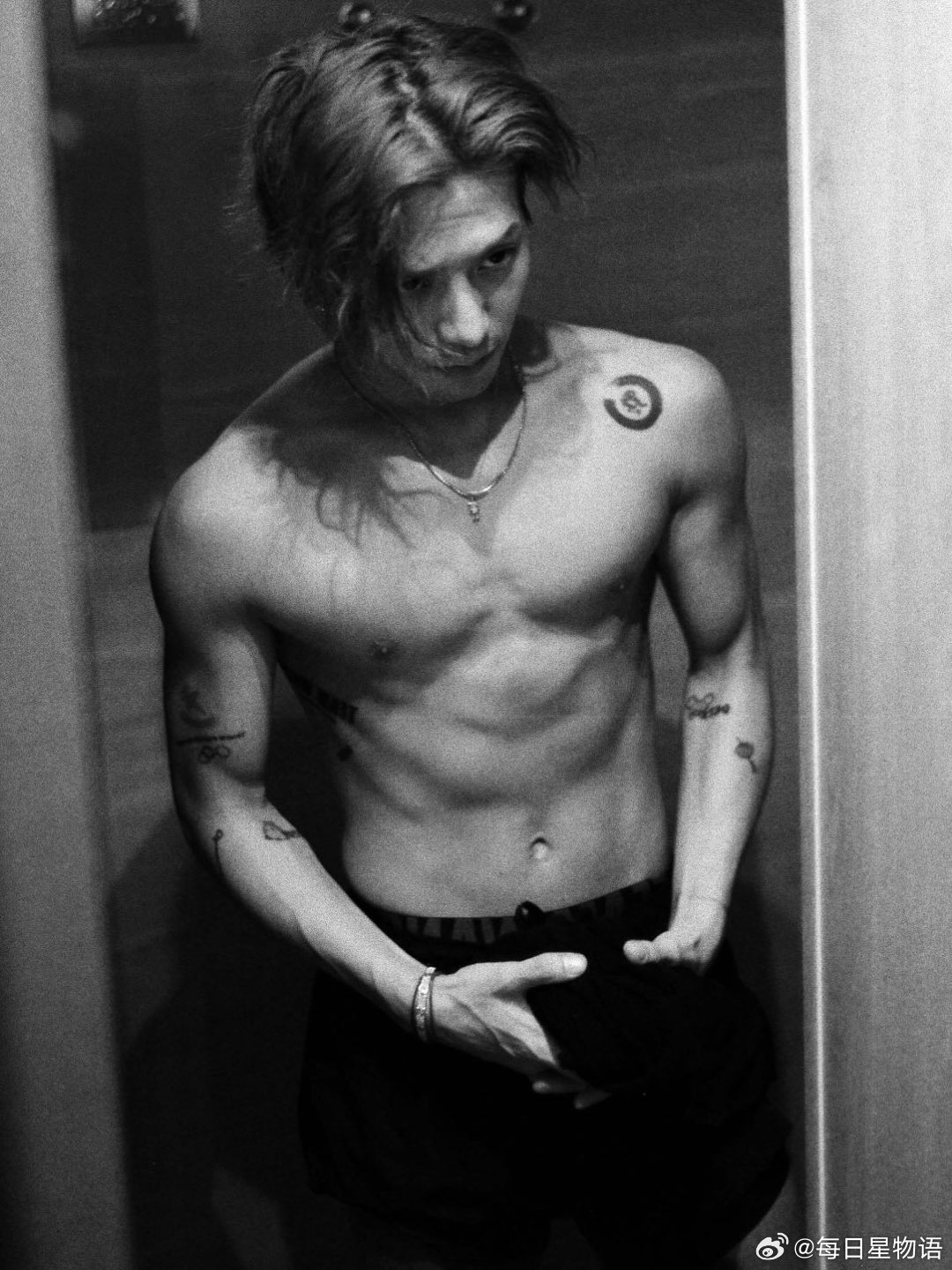 王嘉尔舔手套 王嘉尔海外站简直是帅神降临！邀请粉丝上台合唱、深情拥抱、卡点舞台、