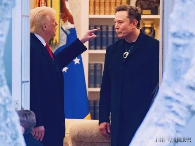 你发现没有，特朗普与马斯克之间的这场“口水战”简直是教科书级别的，从最初的合作无