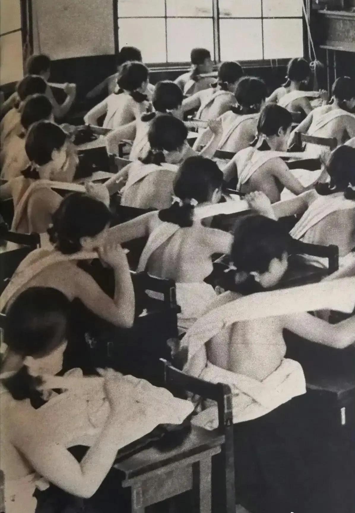 日本这个民族啊。。。

1940年，日本。大阪女子高中的学生们在锻炼身体，她们用